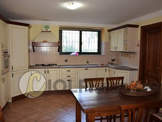 Villetta a schiera in Vendita a Cervaro, 165'000€, 180 m²