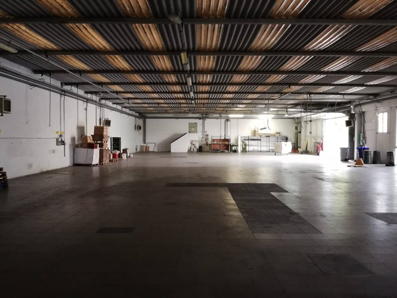 Attività commerciale in Affitto a Gambassi Terme, 1'800€, 1000 m²