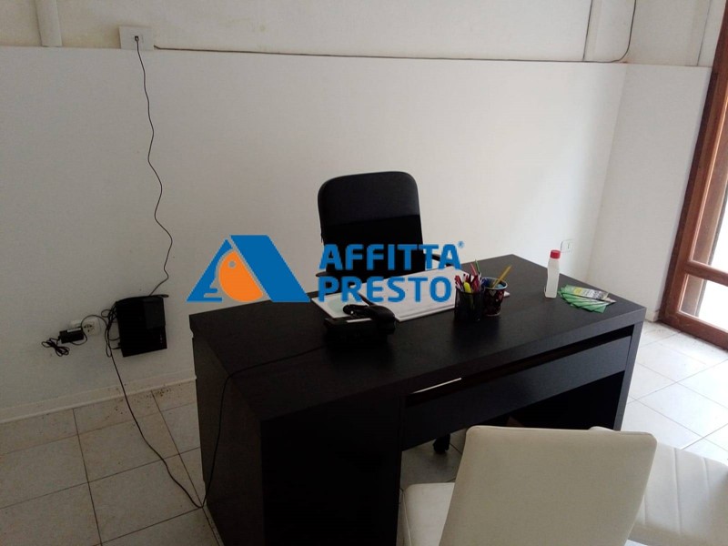 Attività commerciale in Affitto a Castelfiorentino, 280&euro;, 17 m²