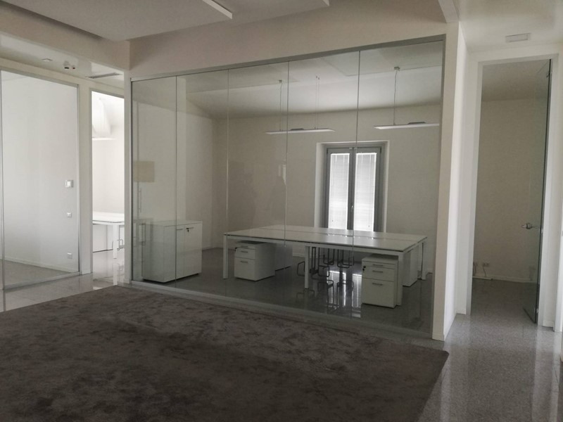 Ufficio in Affitto a Poggibonsi, 2'400€, 240 m²