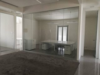 Ufficio in Affitto a Poggibonsi, 2'400€, 240 m²