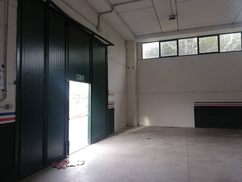 Attività commerciale in Affitto a Certaldo, 2'000€, 400 m²