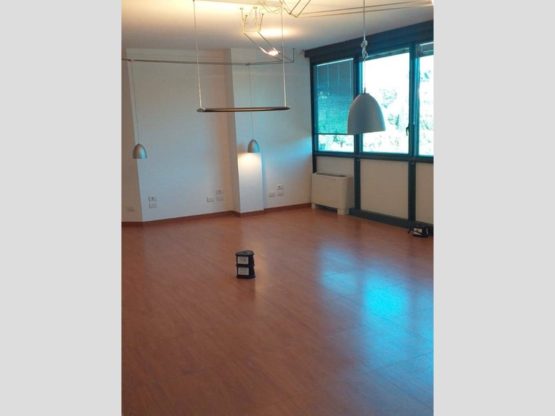 Ufficio in Affitto a Poggibonsi, 1'000€, 140 m²