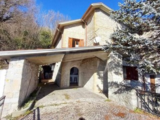Appartamento in Vendita a Rionero Sannitico, 90'000€, 150 m²