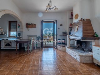 Casa Indipendente in Vendita a Cisternino, 250'000€, 208 m²