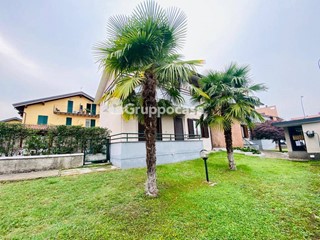 Immobile commerciale in Vendita a Robecco sul Naviglio, 75'000€, 112 m²