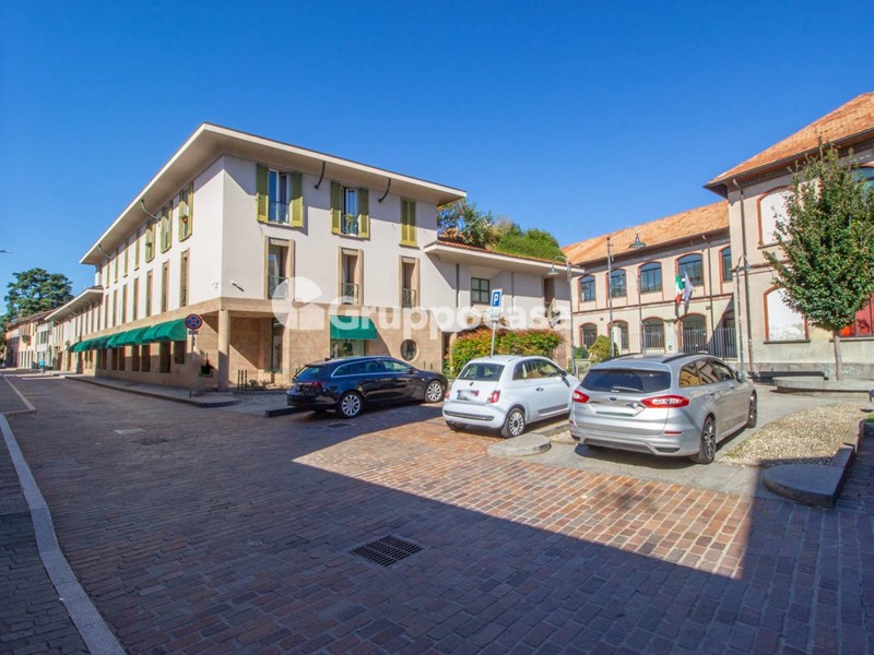 Ufficio in Affitto a Magenta, 1'500€, 145 m²