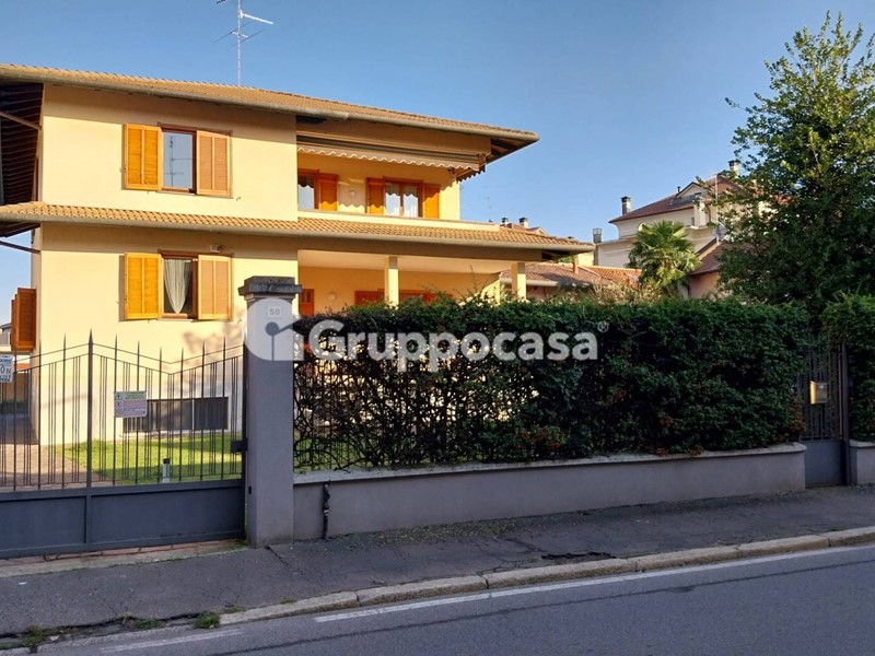Ufficio in Affitto a Magenta, 1'350€, 150 m²