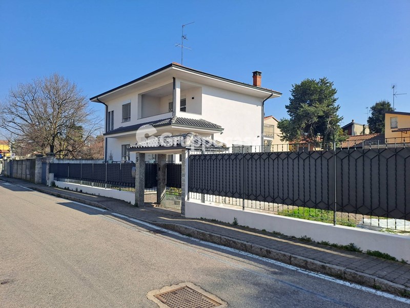 Villa in Vendita a Santo Stefano Ticino, 595'000€, 240 m²