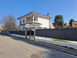 Villa in Vendita a Santo Stefano Ticino, 595'000€, 240 m²