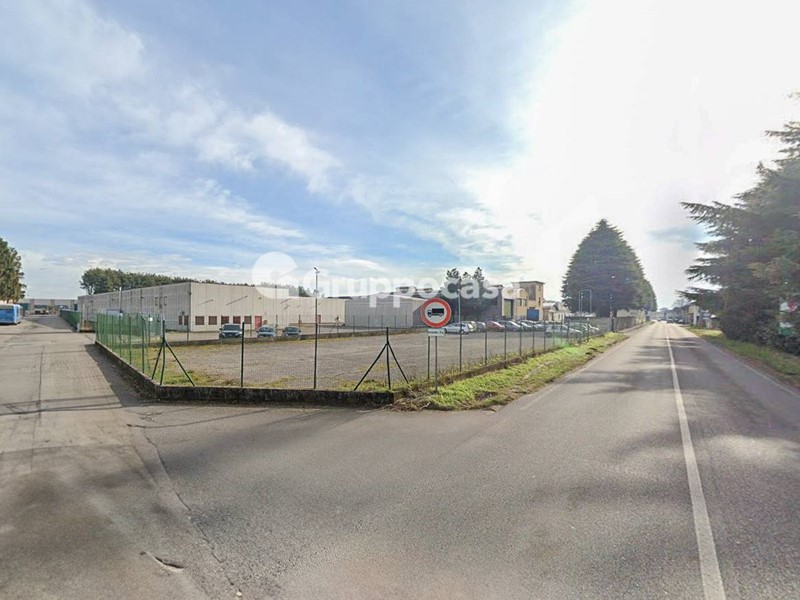 Immobile commerciale in Affitto a Cuggiono, 330'000€, 6600 m², con Box
