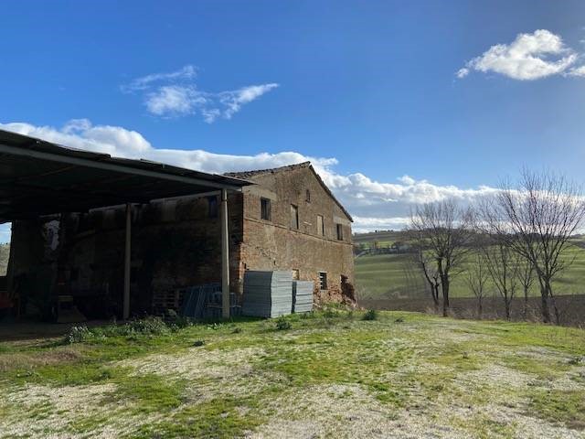 Rustico in Vendita a Ostra, 98'000€, 350 m²