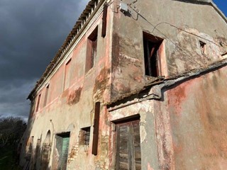 Rustico in Vendita a Belvedere Ostrense, 80'000€, 320 m²