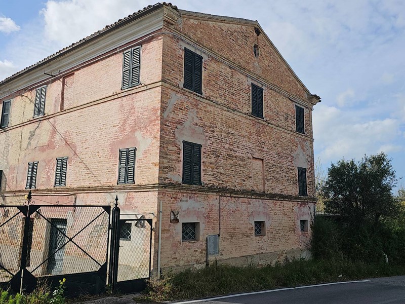 Rustico in Vendita a Belvedere Ostrense, 88'000€, 300 m²