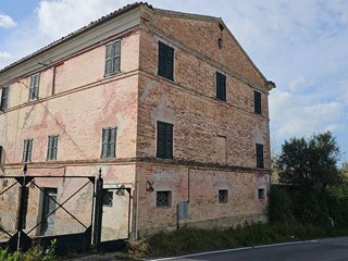 Rustico in Vendita a Belvedere Ostrense, 88'000€, 300 m²