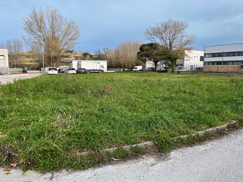 Terreno edificabile in Vendita a Montemarciano, 138'000€, 2100 m²