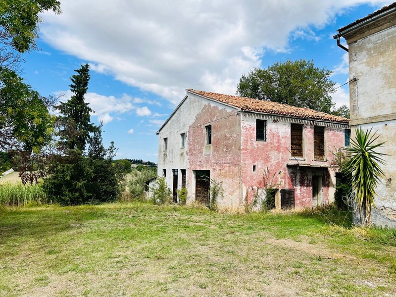 Rustico in Vendita a Ostra, 160'000€, 400 m²