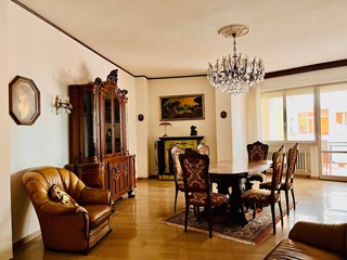 Attico in Vendita a Ancona, 270'000€, 225 m²