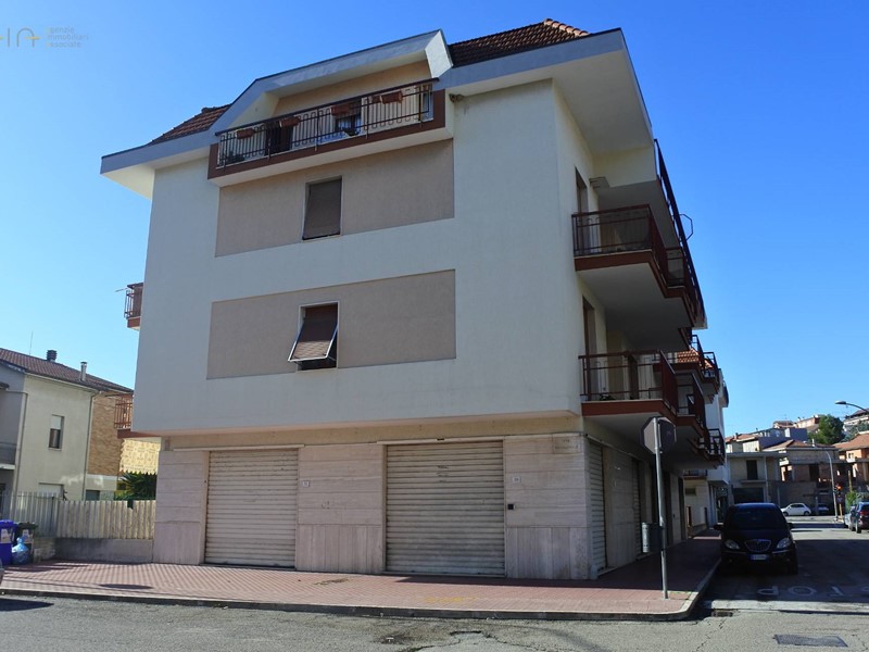 Immobile commerciale in Vendita a Grottammare, 180'000€, 102 m²