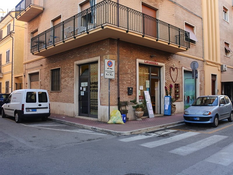 Attività commerciale in Vendita a Grottammare, 160'000€, 100 m²