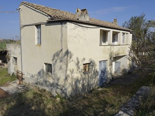 Rustico in Vendita a Offida, 150'000€, 218 m²