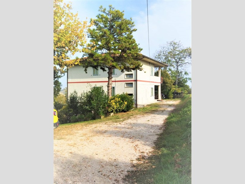 Villa in Vendita a Castel di Lama, 250'000€, 260 m²