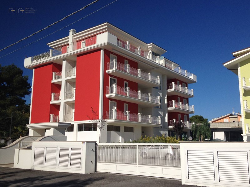 Immobile commerciale in Vendita a Martinsicuro, 250'000€, 250 m²