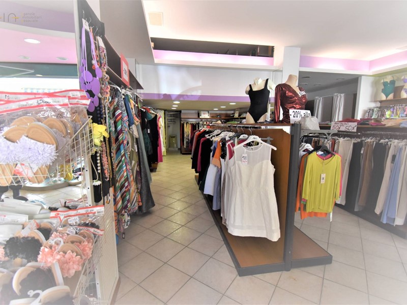 Immobile commerciale in Affitto a San Benedetto del Tronto, 2'500€, 170 m²