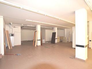 Immobile commerciale in Vendita a Monteprandone, 325'000€, 314 m²