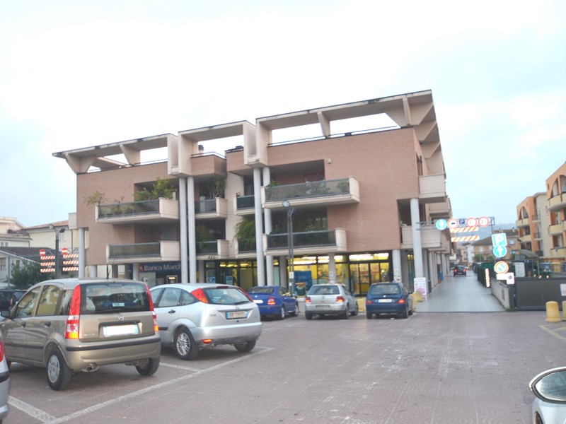 Immobile commerciale in Affitto a Monteprandone, 1'150€, 158 m²