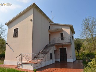 Casa Indipendente in Vendita a Montefiore dell'Aso, 265'000€, 180 m²