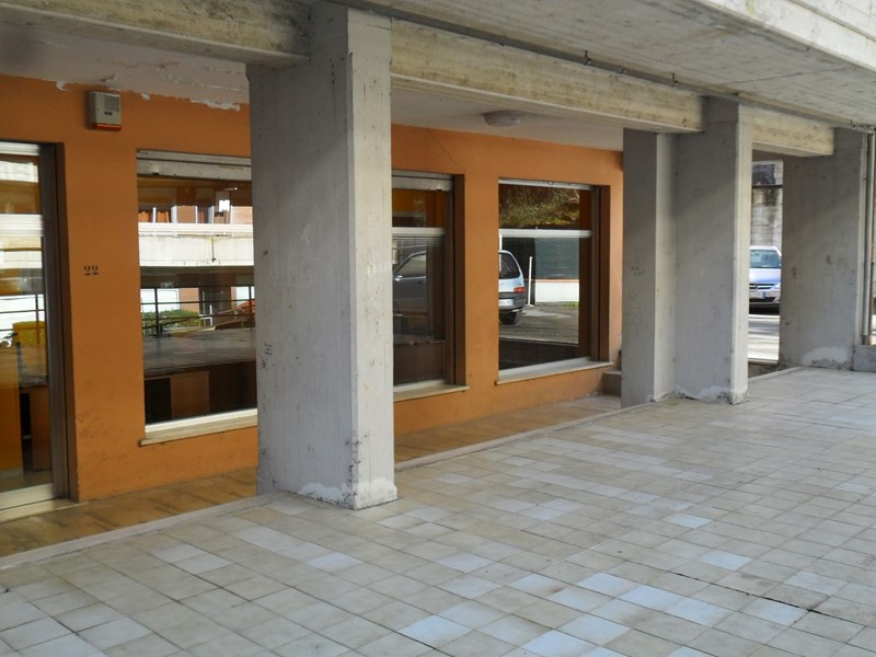 Immobile commerciale in Vendita a Folignano, 43'000€, 146 m²