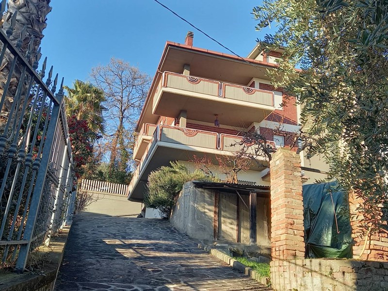 Villetta a schiera in Vendita a Colli del Tronto, 188'000€, 350 m²