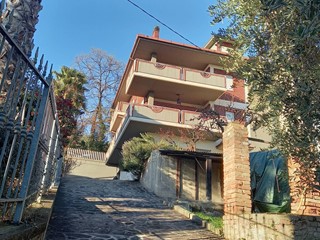 Villetta a schiera in Vendita a Colli del Tronto, 188'000€, 350 m²