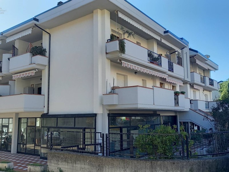 Immobile commerciale in Affitto a Castel di Lama, 2'200€, 400 m²