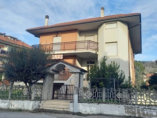 Villa in Vendita a Castel di Lama, 330'000€, 305 m²