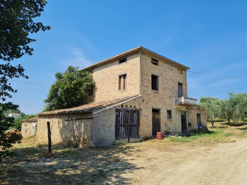 Rustico in Vendita a Castorano, 100'000€, 235 m²