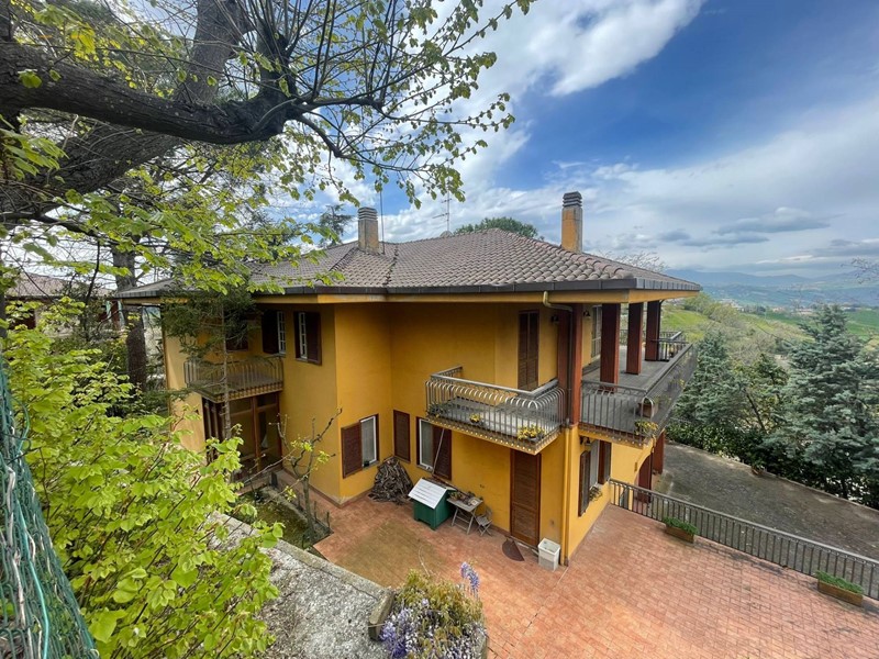 Casa Indipendente in Vendita a Montappone, 245'000€, 665 m²