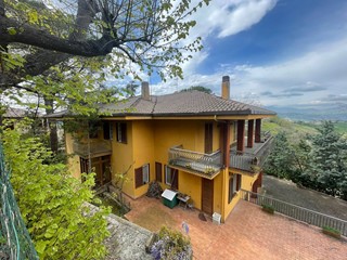 Casa Indipendente in Vendita a Montappone, 245'000€, 665 m²