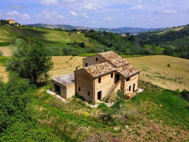 Rustico in Vendita a Montedinove, 195'000€, 270 m²