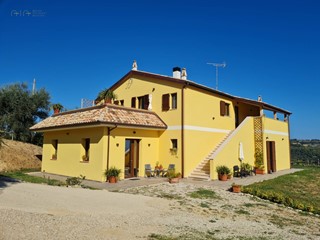 Rustico in Vendita a Ripatransone, 480'000€, 380 m²