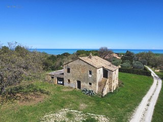 Rustico in Vendita a Cupra Marittima, 330'000€, 240 m²