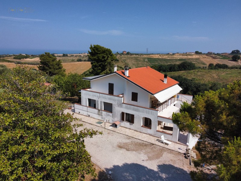Villa in Vendita a Cupra Marittima, 550'000€, 570 m²