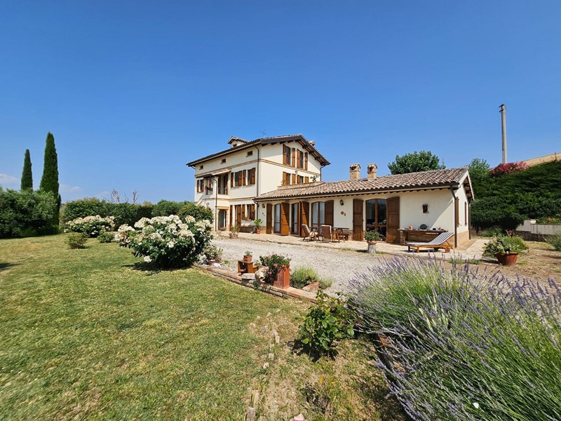 Rustico in Vendita a Montecassiano, 690'000&euro;, 290 m²