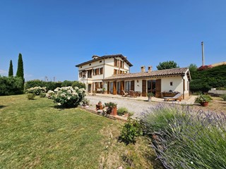 Rustico in Vendita a Montecassiano, 690'000&euro;, 290 m²