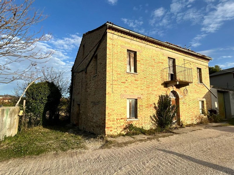Rustico in Vendita a Castignano, 98'000€, 200 m²