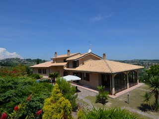 Villa in Vendita a Acquaviva Picena, 890'000€, 465 m²