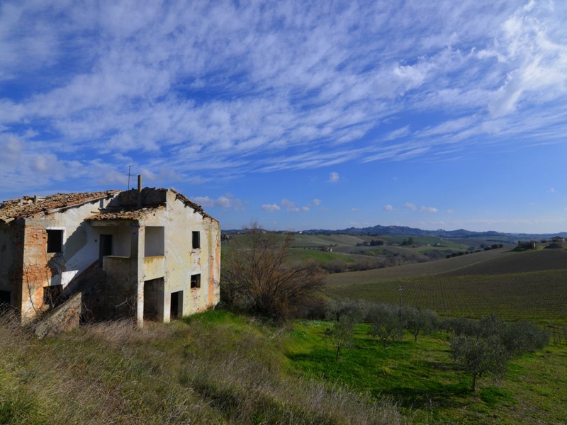 Rustico in Vendita a Appignano del Tronto, 98'000€, 280 m²