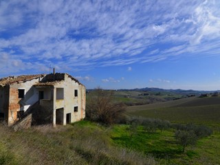 Rustico in Vendita a Appignano del Tronto, 98'000€, 280 m²