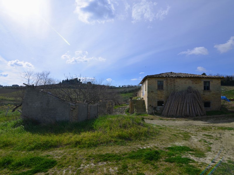 Rustico in Vendita a Appignano del Tronto, 105'000€, 460 m²